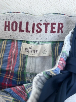 Hollister lågmidjade vintage shorts  - Ett par shorts från Hollister i storlek S. Rakt över midjemått: ca 36cm. Något nopprig vid insidan av resåren (se bild 4). Jag fraktar inom 24h. Se liknande plagg i min profil!