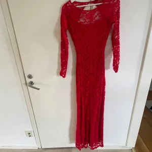 Snygg stretchig  lång spetsklänning med öppen rygg - En stretchig , elegant och väldesignad långklänning som framhäver figuren på ett stilrent sätt. Tyget faller vackert och ger en lyxig känsla!  Modell 1 - 164 CM Modell 2 - 172 CM