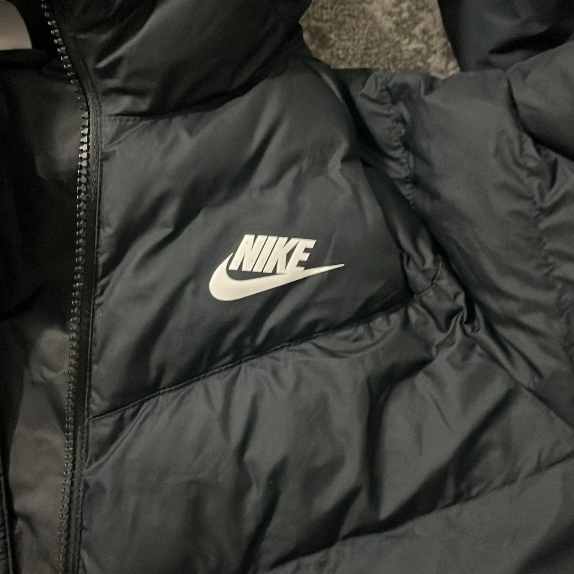 Svart pufferjacka från Nike med huva - 1