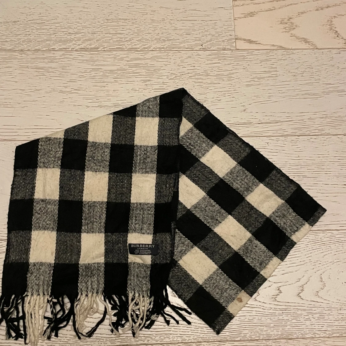 Rutig svartvit halsduk från Burberry - 2