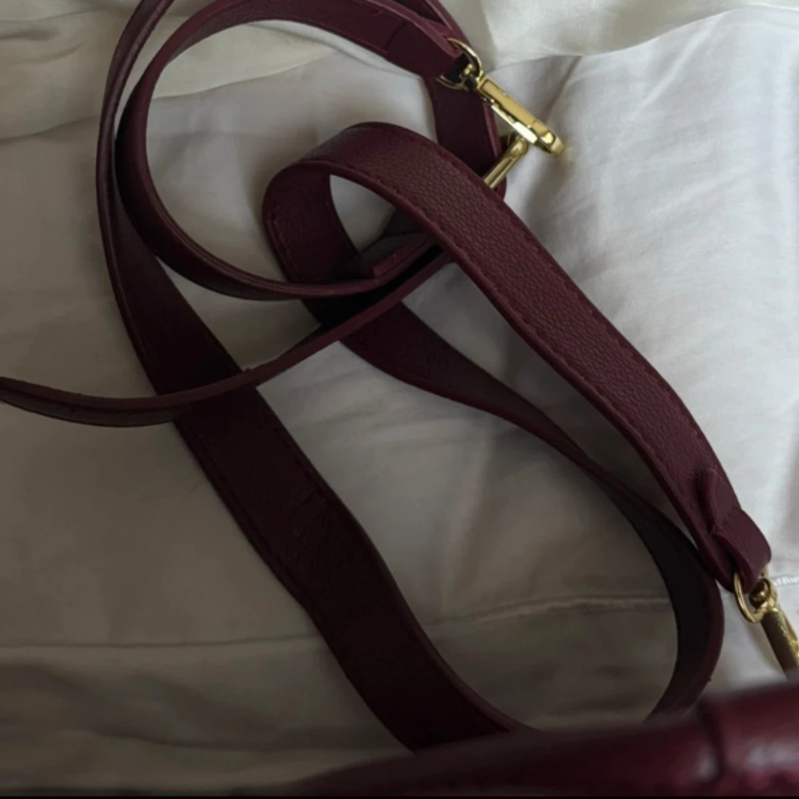 Vinröd axelväska i skinn med dragkedja - 3