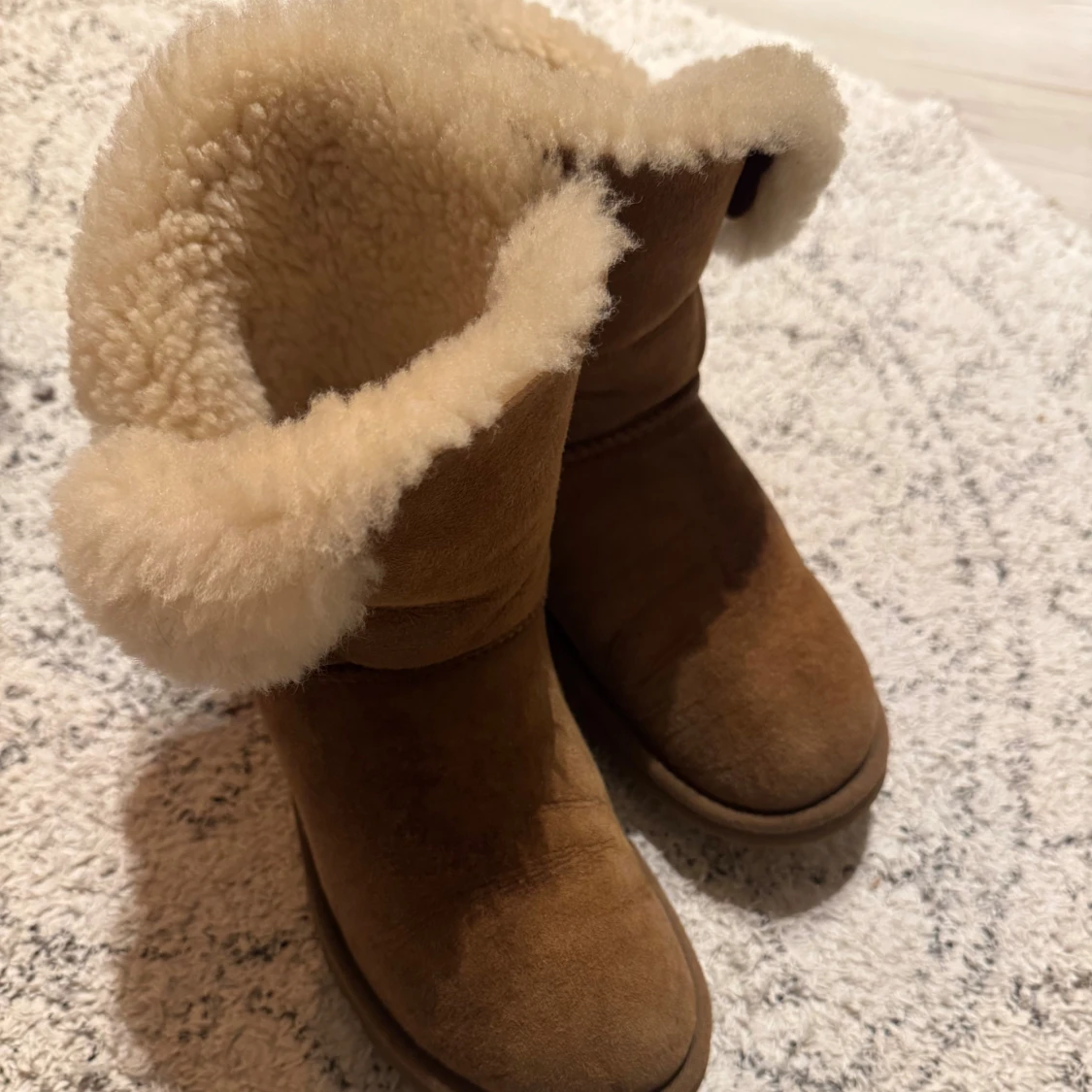 Beiga UGG boots med fårskinn - 1