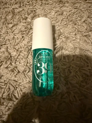 Sol de Janeiro Cheirosa 39 mist - Limited edition body mist från Sol de Janeiro, Cheirosa 39. Fräsch och tropisk känsla i en smidig sprayflaska. Perfekt för dig som vill sticka ut och känna dig fräsch hela dagen.