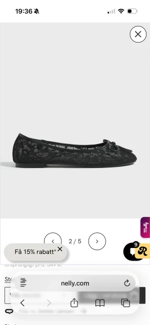 Svarta spetsballerinaskor från Nelly - Snygga svarta ballerinaskor från Nelly med rund tå och dekorativ rosett framtill. Skorna har ett elegant spetsmönster och platt sula, vilket ger en feminin och trendig look. Perfekta att matcha med jeans eller kjol för en chic vibe. Slutsålda!!