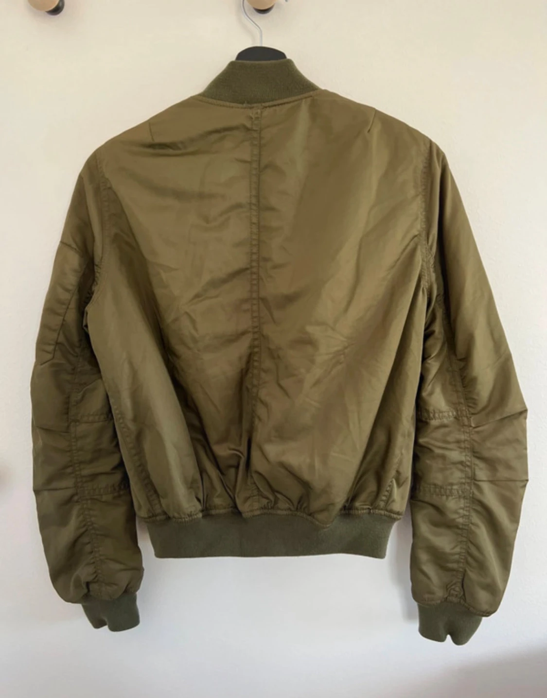Olivgrön bomberjacka
