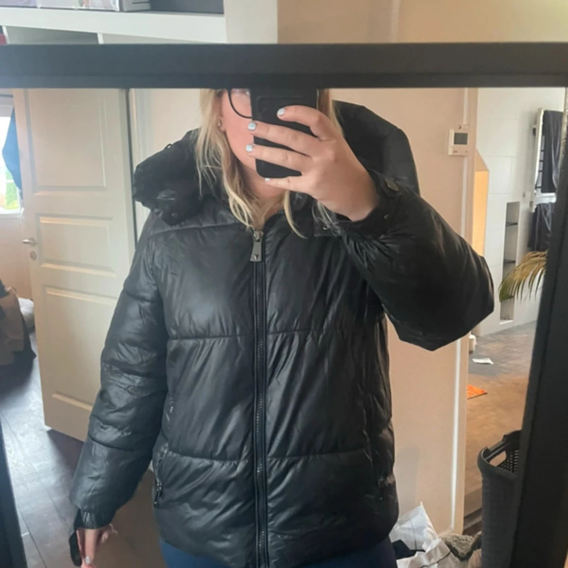 Svart pufferjacka från Guess, M
