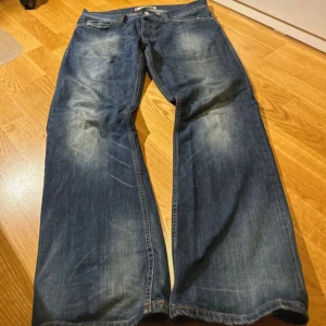Levi's 512 Bootcut - Säljer ett par Levi's 512 Bootcut. Riktigt fetta med riktigt bra passform. Säljer till så bra pris eftersom jag behöver pengarna. Inga defekter. Har bilder på mått om det behövs är det bara att skriva.