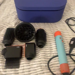 Dyson Airwrap Multi-Styler - Dyson Airwrap Multi-Styler med flera stylingtillbehör, inklusive borstar, diffuser och kam. Säljs med originalförvaringsbox och strömkabel. Den är i mycket bra skick. Har inte använt alla tillbehör än så den är hyfsat ny. Perfekt för snabb hårstyling men som håller hela dagen😊
