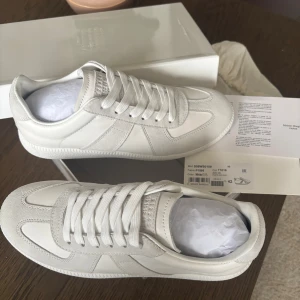 Maison Margiela skor - Hej, vill sälja mina Maison margiela skor som jag inte haft användning av pågrund av att storleken inte direkt passat mig bra, perfekt som en julklapp! Vid en snabb affär kan priset diskuteras,, äkthetsbevis finns!