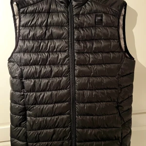 Svart dunväst från Lindbergh - Svart dunväst från Lindberg i bra skick 