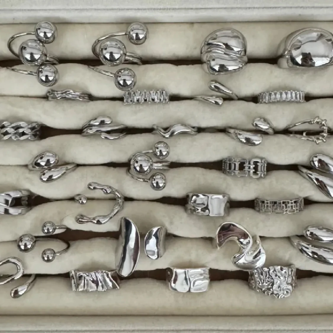 Alla som köper minst 2 ringar får en slumpmässig vald ring på köpet.