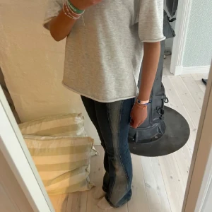 Eftertraktade weekday jeans!! - Säljer världens snyggaste jeans som är helt slutsålda och går inte att få tag på🫰🥰❤️😇 dom är i toppen skick!! Säljer då jag behöver pengarrr!! Dom är i storlek W:25 L:32
