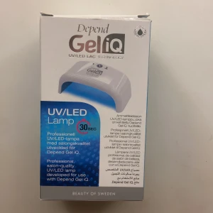Depend GeliQ UV/LED Lamp - Professionell UV/LED-lampa med salongskvalitet, utvecklad för Depend Gel iQ. Kompakt och smidig med inbyggd timer (30 sekunder) för säker och effektiv härdning. Produkten ser oanvänd ut och levereras i originalförpackning med instruktioner. Finns även med en sladd till lampan