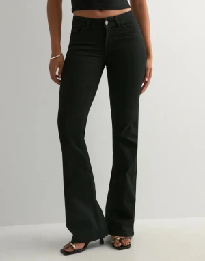 Svarta bootcut jeans❤️ - Knappt använda🤍