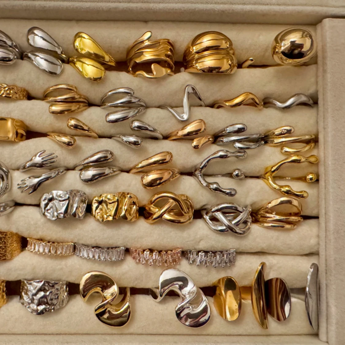 Alla som köper minst två ringar får en slumpmässig vald ring på köpet. - 1