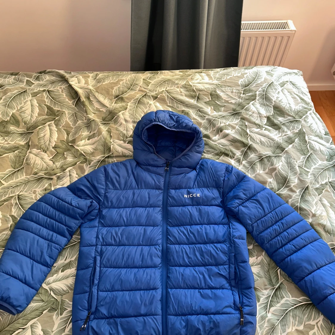 Blå pufferjacka från Nicce med huva
