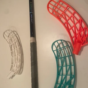 Unihoc Carbskin blue edition  - Säljer min innebandy klubba då den inte kommer till användning. Den är i mycket bra. Skaftet är 96cm och 26 flex. Om du vill köpa med något av bladen i bild kan du lägga till 100kr. Orange blad (PE plast) turkost (PE plast) vitt (PP ti plast)