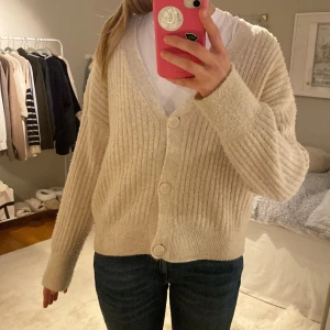 Stickad kofta  - Säljer denna super sköna begiea kofta från Kappahl. Den är lite noppig 
