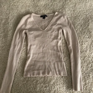 Beige ribbad v-ringad tröja new yorker  - Säljer denna jätte fina och sköna toppen från New Yorker då den inte används. Tycker jätte mycket om den men de har blivit en liten liten fläck som jag stör mig på de därför den inte kommer till användning. Strl M men passar dig som har A och sitter tajt. Pris kan diskuteras 💕