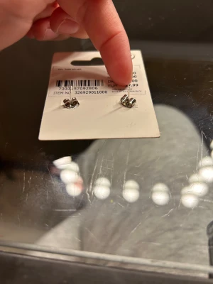 Glittriga hjärtformade örhängen i silver - Snygga örhängen från Glitter i äkta sterling silver 925 med hjärtformad design och glittrande cubic zirconia-stenar. De är använda men rengjorda. Tyvärr saknas en av orginal plupparna och är därför utbytt med en annan som inte är äkta silver.