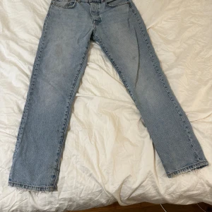 Ljusblå raka jeans från Zara - Säljer ett par ljusblå jeans från Zara med klassisk femficksdesign och raka ben. Jeansen har fransade benslut och är tillverkade i bomull. Passar dig som gillar en chill och enkel stil.