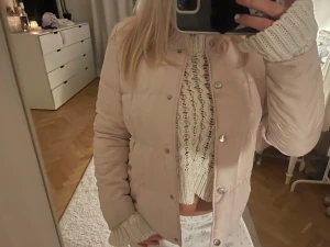 Ljusrosa pufferjacka med knappar - Säljer en ljusrosa vår-pufferjacka 