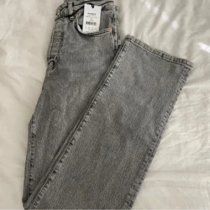 Nya ljusgråa jeans från Woodbird (dam) storlekl 28 längd 35 - Nya ljusgråa jeans med rak passform från Woodbird, köpta från Jeansbolaget.  Storlek 28 längd 35.   Nypris 899kr.  Säljes för 450kr Så passa på att gör ett fynd nu , dom ör så snygga. Från rök och djurfritt hem. 🤍