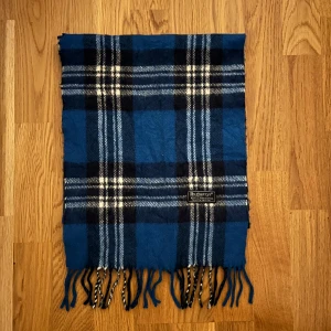 Blå Burberry Halsduk - Burberry halsduk blå färg 🎨 Okej skick och den är lite använd