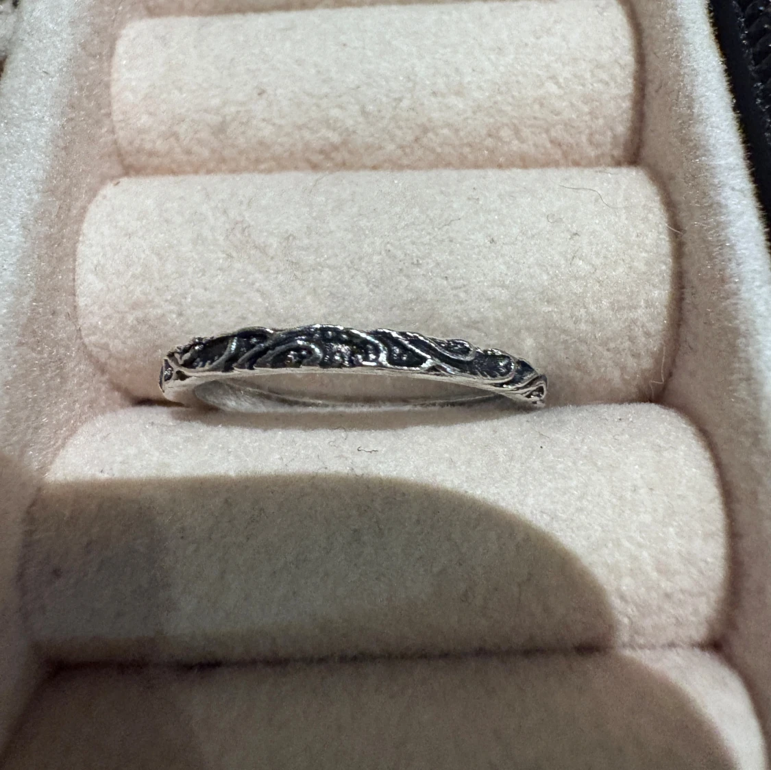 Tunn silverring med snirkligt mönster - 1