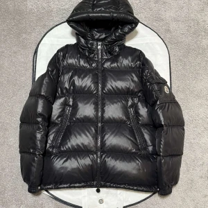 Moncler ecrins  - Moncler ecrins i size 0/xs, skick 9/10 ny årsmodell 2022, dustbag medföljer vid köp, slutsåld modell går ej att få tag på längre, vid funderingar hör av er.