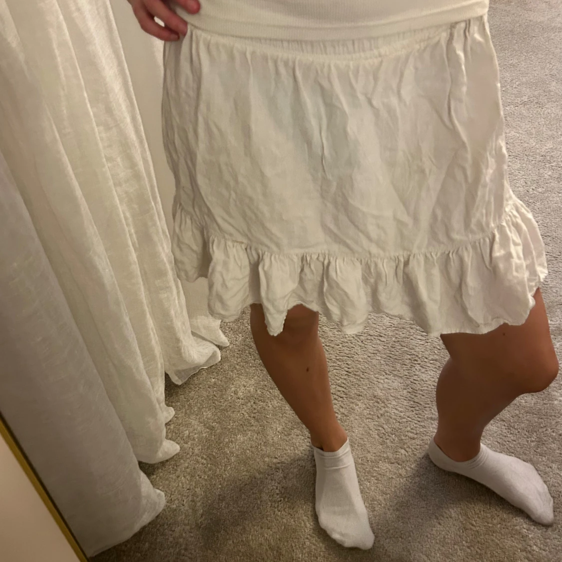 Vit kortkjol med volangkant - 1