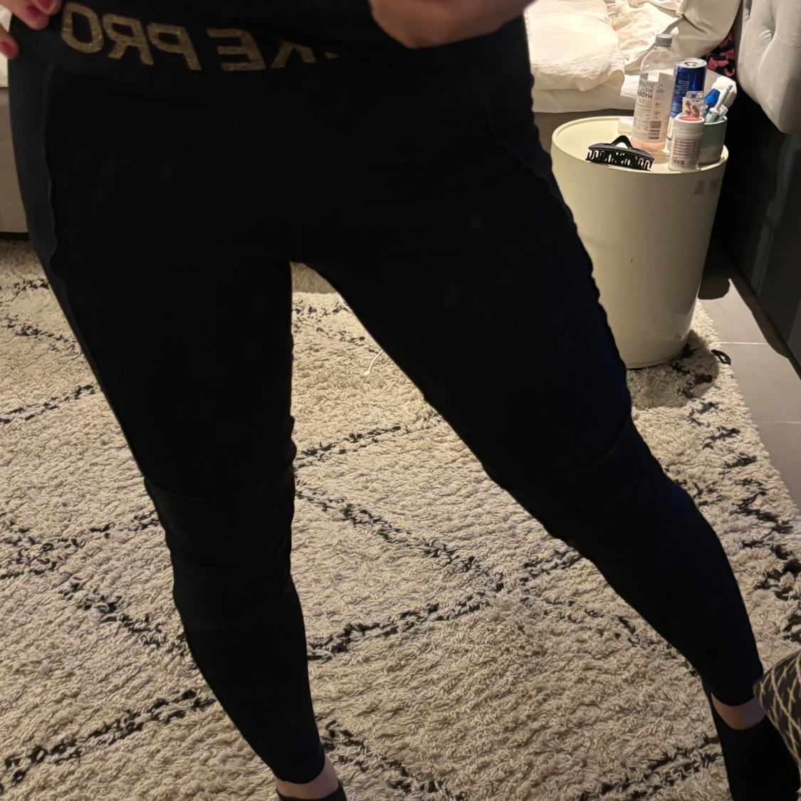 Svarta Nike Pro leggings med guldtext - 1