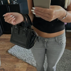 Svart väska  - Superfin svart väska med guldkedja💋💋rymlig, får plats med mycket