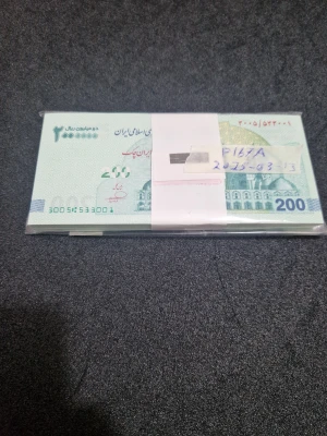 Sedlar p167A i orginal bunt  - Bunt med iranska sedlar, 200 000 rial, förpackade i plast. P167A