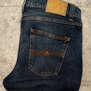 Nudie Jeans  - Snygga Nudie jeans med fades, W28 L30, mycket bra skick, model: Lean Dean.                         Om du har några funderingar så kontakta oss!