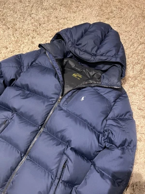 Polo ralph lauren puffer dunjacka herr S  - Polo Ralph Lauren dunjacka i marinblå färg. Nytt skick, använd fåtal gånger och äkta. Sitter som storlek S. Postas antigen samma dag som köp eller dagen därpå🙌💯