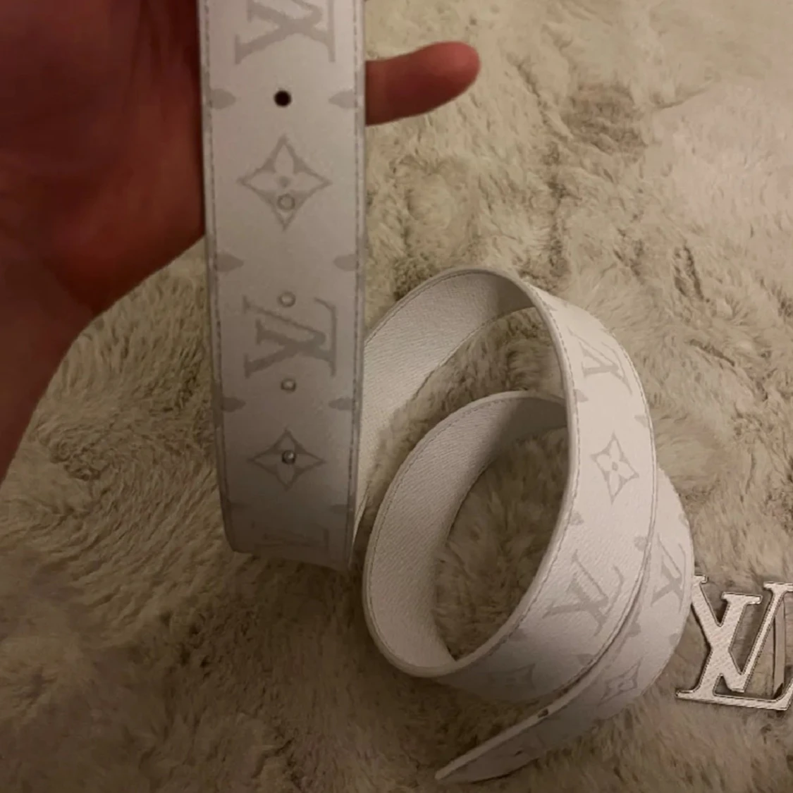 Vit Louis Vuitton bälte med monogram - 1