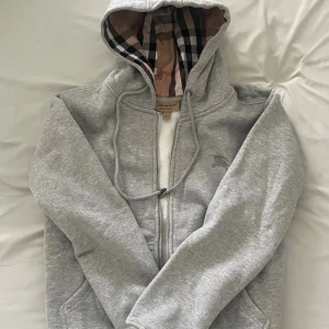 Burberry grå zip-hoodie - Skriv vid intresse, svarar snabbt ( fixar bilder osv om det behövs )