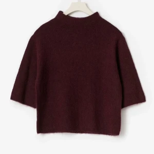 Vinröd stickad tröja med halvärm  - Mysig vinröd stickad tröja med halvärm och lite högre hals. Endast använd en gång. 