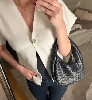 Vit kofta - Jag säljer min fina kofta som tyvärr inte har kommit till användning. Den är väldigt enkel men ger en lyxig känsla! 💕