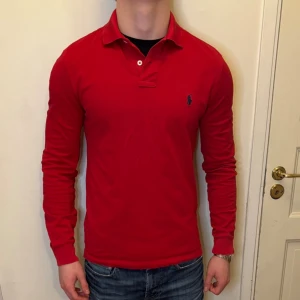 Röd pikétröja Polo Ralph Lauren - Röd långarmad pikétröja från Polo Ralph Lauren - Extremt bra skick - Pris: 249 kr - Först till kvarn!