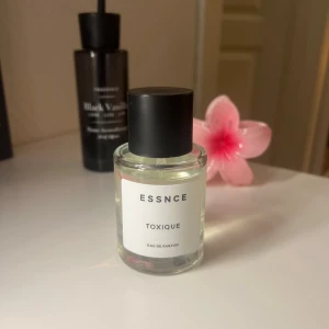 Essnce Toxique Eau de Parfum - Modern och stilren parfym från ESSNCE med namnet Toxique. Perfekt för dig som vill sticka ut med en unik doft. Flaskan är enkel och passar snyggt på hyllan. Eau de Parfum för dig som gillar att testa nytt.