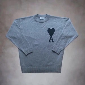 Ami Paris Grå stickad tröja size - L - Snygg Ami Paris sweatshirt i grå färg. Mjuk, bekväm och perfekt passform och för vintern, sitter avslappnat men clean.  ⭐️ Skick: Ny / oanvänd  📏 Size: L 📦 Frakt: Samma / nästa dag  Priset kan diskuteras!  Fråga gärna om du vill ha fler bilder eller exakta mått! 😊