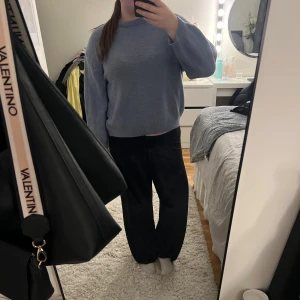 Blå stickad tröja med rund hals - Mysig blå stickad tröja med rundad hals och ribbade muddar vid ärmslut och nederkant. Tröjan har en loose passform och långa ärmar, den är enkel och stilren och passar till allt!!💕✨