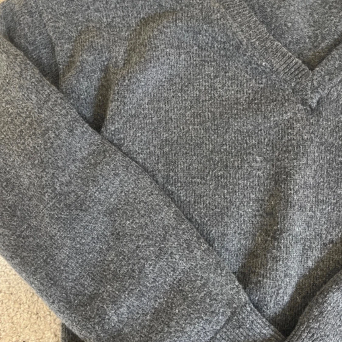 Grå stickad tröja - 4