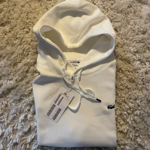 NY Lacoste Hoodie - Helt ny fräsch & snygg Lacoste hoodie - Skick: 10/10 - Storlek: Passar M/L - Mitt pris: 1299kr - DM vid frågor & funderingar! Byten tas emot.