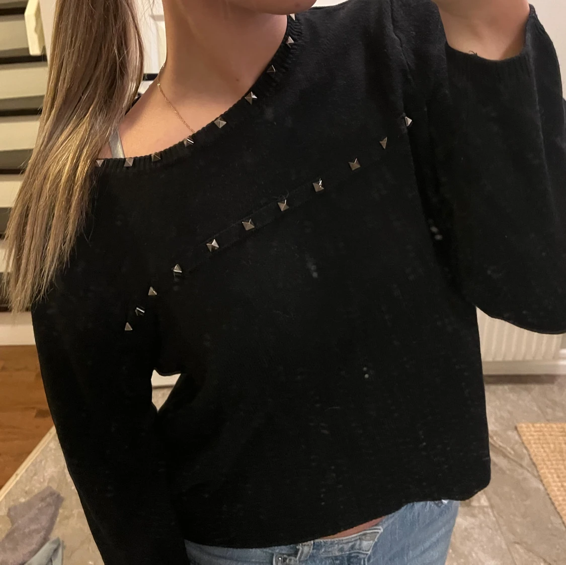 Svart stickad tröja med nitar - 1