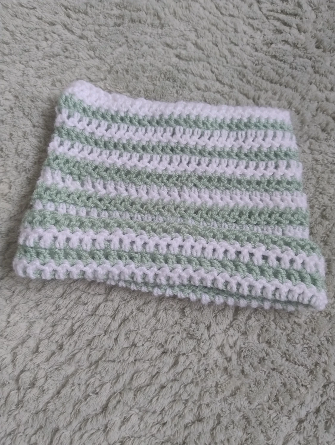 Handgjord virkad mössa i vitt och ljusgrönt