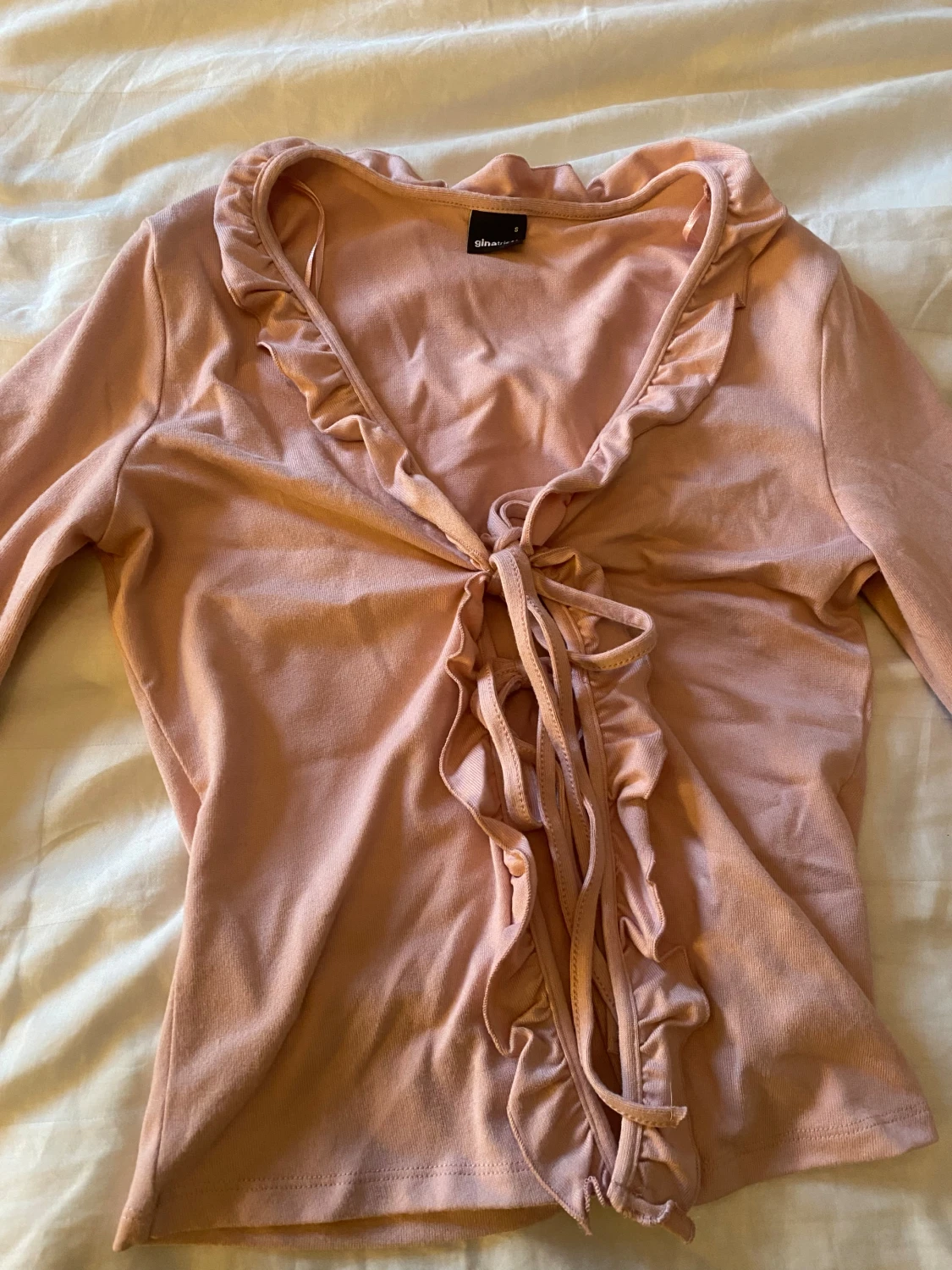 Rosa omlottopp med volanger från Gina Tricot - 1