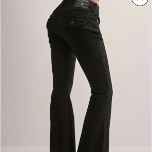 Svarta true religion jeans - Säljer mina svarta true religion jeans då jag har för många jeans! De är använda fåtal gånger och har ingen defekt, de är i mycket bra skick! Storleken är 26. Skriv till mig om ni vill ha fler bilder💞